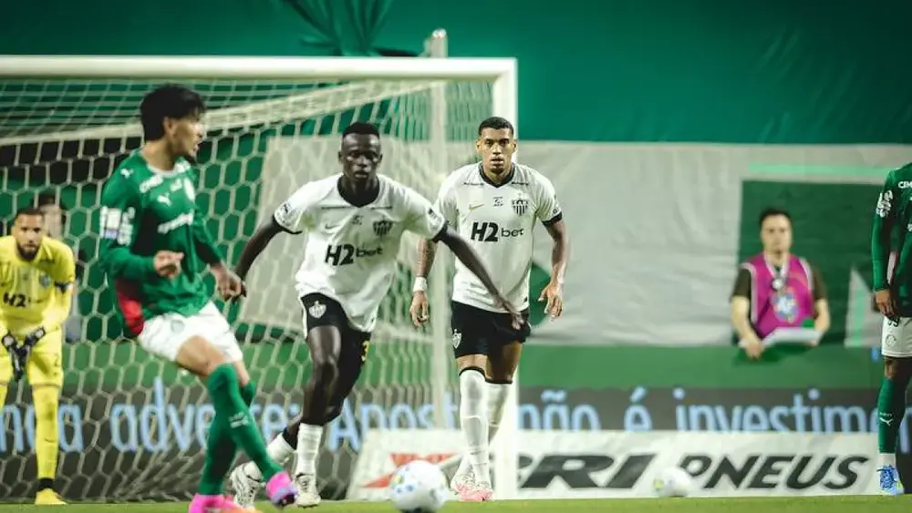 Atlético-MG vence Palmeiras e evita disparada do líder no Brasileirão