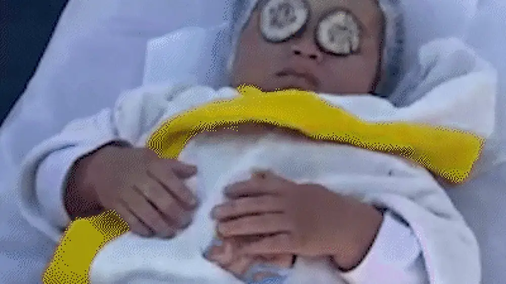 Bebês ganham spa com pepino e massagem no último dia de aula