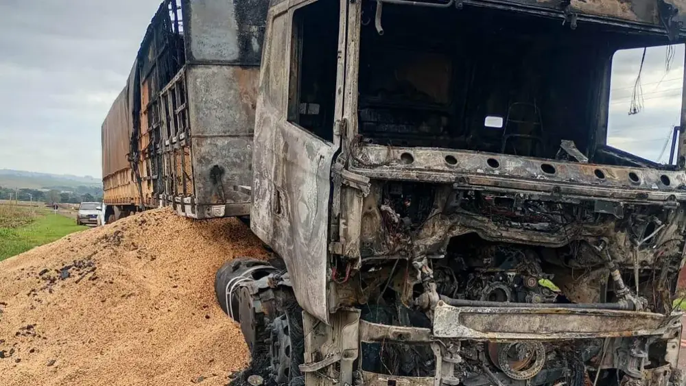 Carreta com soja explode na MS-379 e motorista sai ileso
