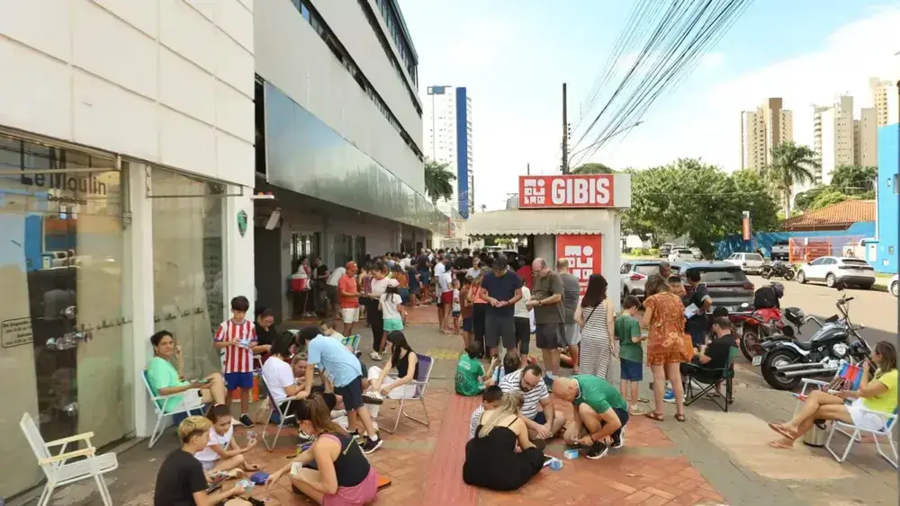 Colecionadores seguem saga para completar álbum da Copa
