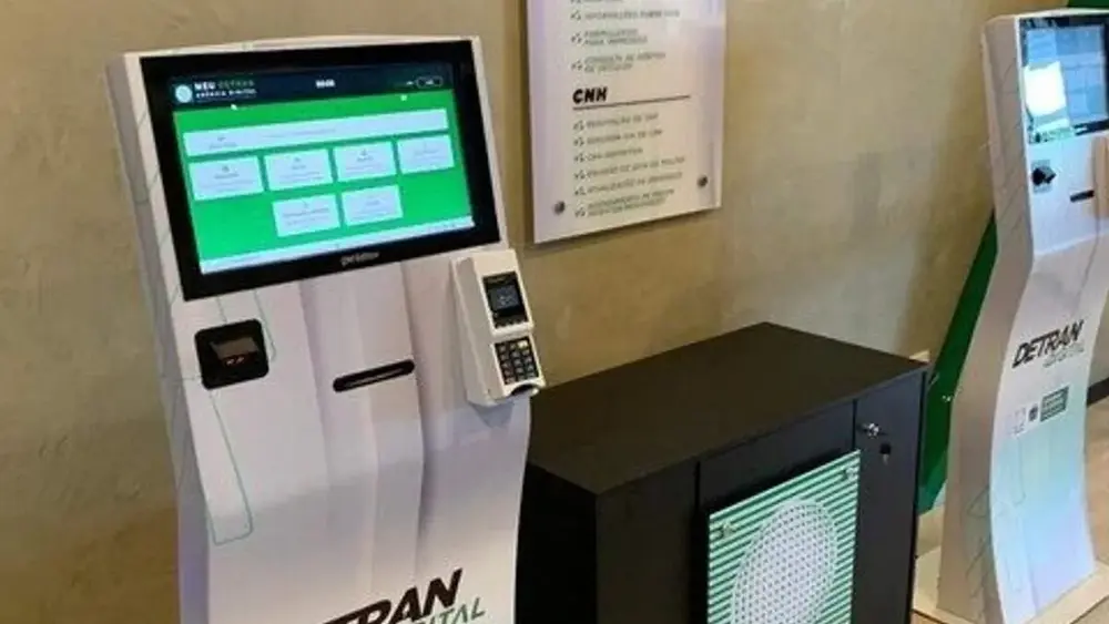 Detran-MS lança totem com IA e atendimento em Libras