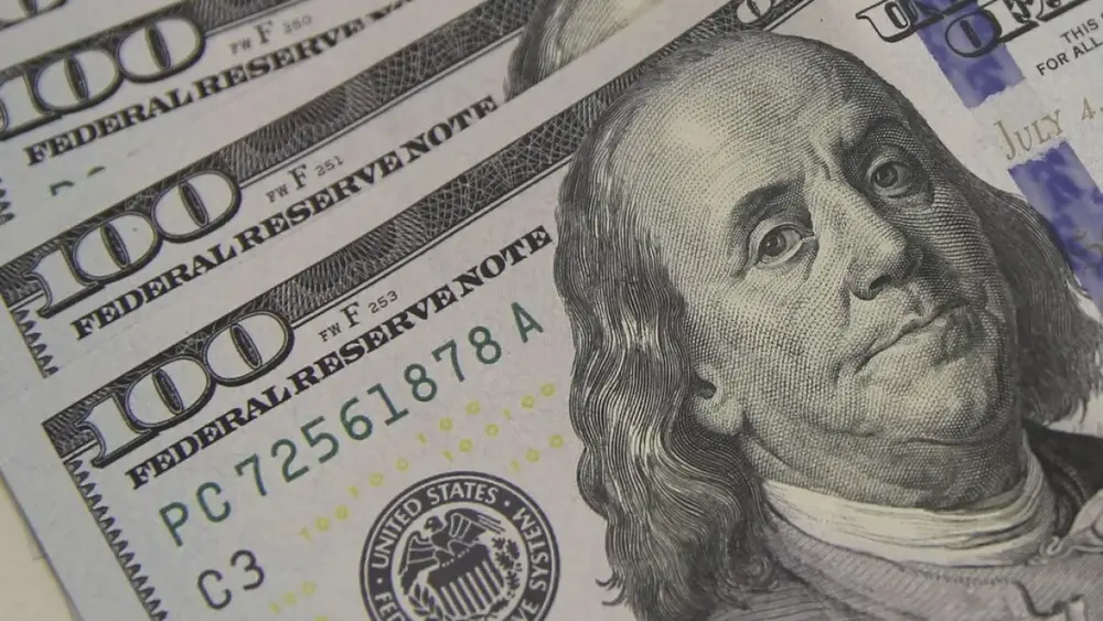 Dólar fecha julho em queda de 1,81% apesar de alta no último pregão