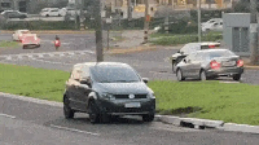 Fox estacionado no canteiro da Afonso Pena viraliza em Campo Grande