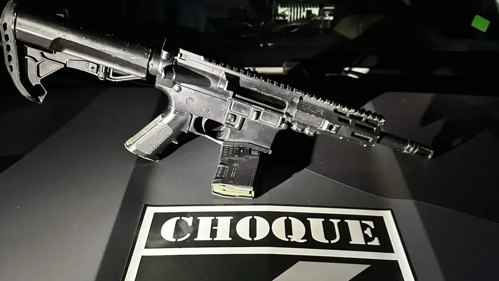 Fuzil americano M4 avaliado em R$ 40 mil é achado em avenida