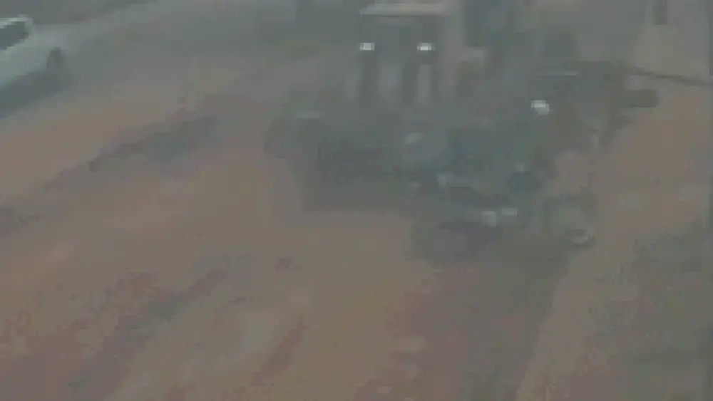 Motociclista cai e é atropelado por motoniveladora em obra