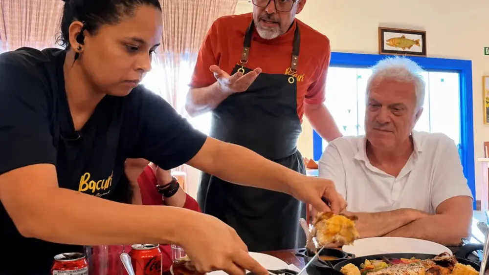Pedro Bial prova culinária de MS em Bonito e aprova