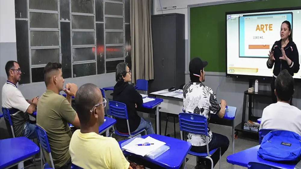 Trabalhadores conciliam obras e estudos em fábrica de celulose