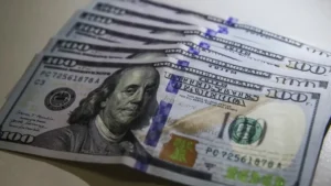 Dólar fecha a R$ 5,17 com tensão no Oriente Médio
