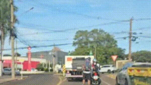 Motociclista puxa jovem de patins em via de Campo Grande