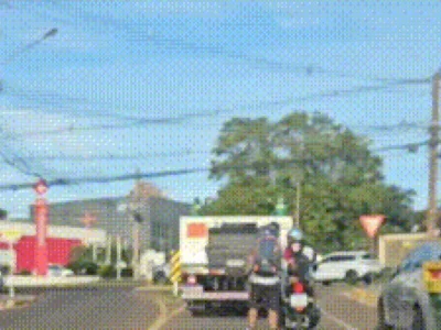 Motociclista puxa jovem de patins em via de Campo Grande