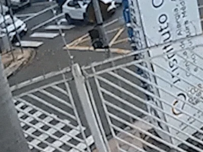 Viatura com 5 presos é atingida por carro no Centro de Campo Grande